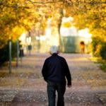Alzheimer: O que fazer com um idoso perdido na rua?